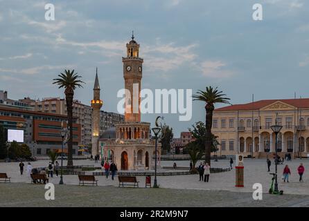 Ein Bild vom Konak-Platz bei Sonnenuntergang, mit dem Uhrenturm von Izmir, der Konak-Moschee und dem Regierungsgebäude von Izmir. Stockfoto