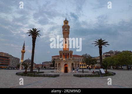 Ein Bild vom Konak-Platz bei Sonnenuntergang, mit dem Uhrenturm von Izmir, der Konak-Moschee und dem Regierungsgebäude von Izmir. Stockfoto