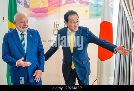 Hiroshima, Japan. 20. Mai 2023. Der japanische Premierminister Fumio Kishida, rechts, begleitet den brasilianischen Präsidenten Luiz Inacio Lula da Silva vor einem bilateralen Treffen am Rande des G7-Gipfels im Grand Prince Hotel am 20. Mai 2023 in Hiroshima, Japan. Kredit: Ricardo Stuckert/Brasilianische Präsidentschaft/Alamy Live News Stockfoto