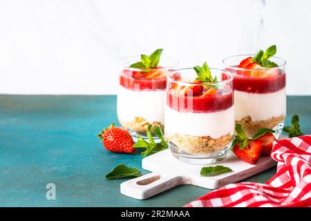 Erdbeerkäsekuchen im Glas, kein Backdessert. Stockfoto