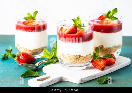 Erdbeerkäsekuchen im Glas, kein Backdessert. Stockfoto