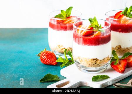 Erdbeerkäsekuchen im Glas, kein Backdessert. Stockfoto