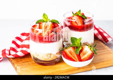 Erdbeerkäsekuchen im Glas, kein Backdessert. Stockfoto