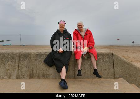 Edinburgh Scotland, Vereinigtes Königreich, 20. Mai 2023. Surfer gegen Abwasser nationaler Aktionstag mit einheimischen Schwimmer und Surfern am Portobello Beach, um ein Ende der Abwasserentsorgung zu fordern. Live-Nachrichten von sst/alamy Stockfoto
