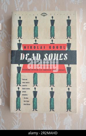 Calgary, Alberta - 19. Mai 2023: Der Roman Dead Souls von Nikolai Gogol. Stockfoto