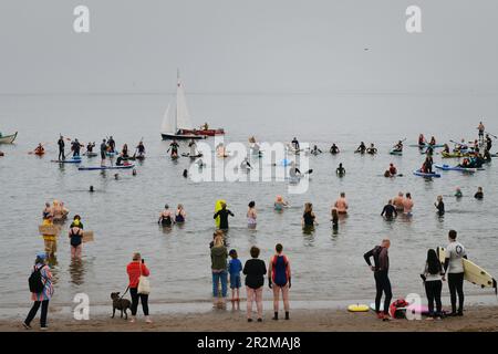 Edinburgh Scotland, Vereinigtes Königreich, 20. Mai 2023. Surfer gegen Abwasser nationaler Aktionstag mit einheimischen Schwimmer und Surfern am Portobello Beach, um ein Ende der Abwasserentsorgung zu fordern. Live-Nachrichten von sst/alamy Stockfoto