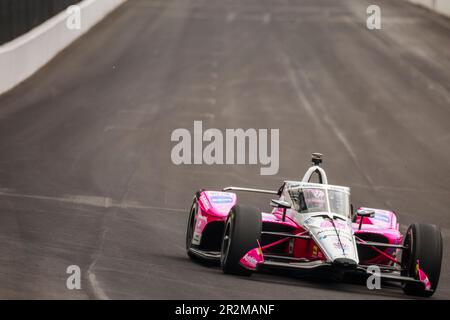 Indianapolis, USA. 19. Mai 2023. INDIANAPOLIS, INDIANA - 19. MAI: Helio Castroneves (06) trainiert am Fast Friday vor dem 2023. Indy 500 auf dem Indianapolis Motor Speedway am 19. Mai 2023 in Indianapolis, Indiana. Kredit: Jeremy Hogan/Alamy Live News Stockfoto