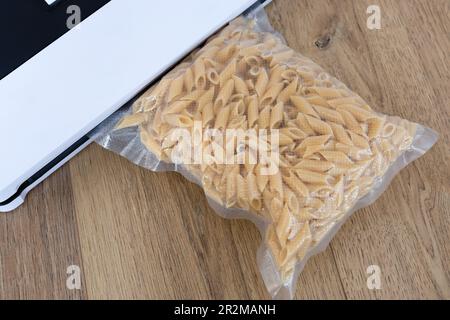 Getrocknete Pasta, verpackt in einer Vakuumverpackung, um die Qualität zu erhalten Stockfoto