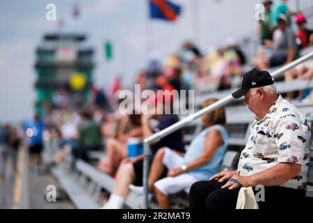 Indianapolis, USA. 19. Mai 2023. INDIANAPOLIS, INDIANA – 19. MAI: Fans beobachten die Fahrer beim Training am Fast Friday vor dem 2023 Indy 500 auf dem Indianapolis Motor Speedway am 19. Mai 2023 in Indianapolis, Indiana. Kredit: Jeremy Hogan/Alamy Live News Stockfoto