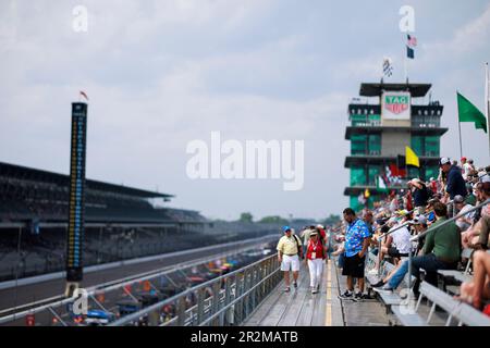 Indianapolis, USA. 19. Mai 2023. INDIANAPOLIS, INDIANA – 19. MAI: Fans beobachten die Fahrer beim Training am Fast Friday vor dem 2023 Indy 500 auf dem Indianapolis Motor Speedway am 19. Mai 2023 in Indianapolis, Indiana. Kredit: Jeremy Hogan/Alamy Live News Stockfoto