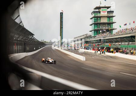 Indianapolis, USA. 19. Mai 2023. INDIANAPOLIS, INDIANA - 19. MAI: Felix Rosenqvist (6) übt am Fast Friday vor dem 2023. Indy 500 auf dem Indianapolis Motor Speedway am 19. Mai 2023 in Indianapolis, Indiana. Kredit: Jeremy Hogan/Alamy Live News Stockfoto