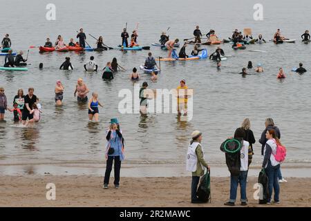 Edinburgh Scotland, Vereinigtes Königreich, 20. Mai 2023. Surfer gegen Abwasser nationaler Aktionstag mit einheimischen Schwimmer und Surfern am Portobello Beach, um ein Ende der Abwasserentsorgung zu fordern. Live-Nachrichten von sst/alamy Stockfoto