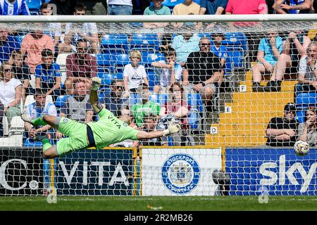 Ben Hinchliffe #1 von Stockport County ist bereit, Stevie Mallan #14 von Salford City während des Sky Bet League 2 Play-Off-Spiels Stockport County vs Salford City im Edgeley Park Stadium, Stockport, Großbritannien, 20. Mai 2023 zu stoppen (Foto von Ben Roberts/News Images) Stockfoto