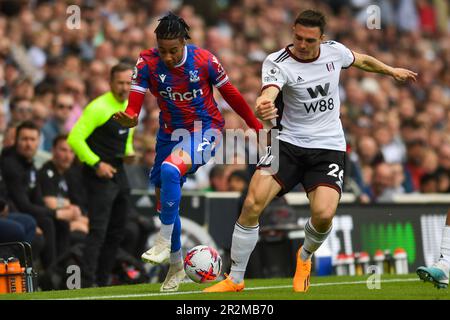 Michael Olise (7 Crystal Palace), herausgefordert von Joao Palhinha (26 Fulham) während des Premier League-Spiels zwischen Fulham und Crystal Palace im Craven Cottage, London, am Samstag, den 20. Mai 2023. (Foto: Kevin Hodgson | MI News) Guthaben: MI News & Sport /Alamy Live News Stockfoto