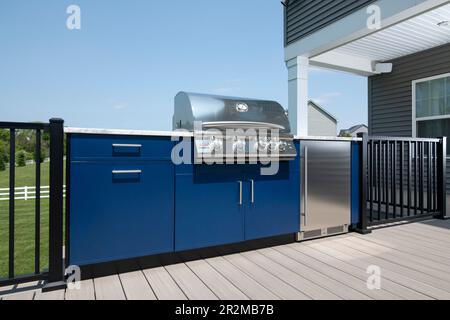 Eine Gasgrillküche im Freien mit einem Kühlschrank auf einer Hinterhof Terrasse in Maryland USA Stockfoto