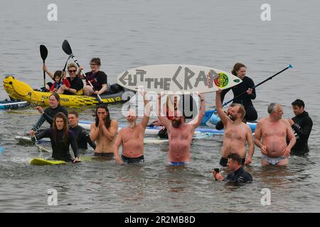 Edinburgh Scotland, Vereinigtes Königreich, 20. Mai 2023. Surfer gegen Abwasser nationaler Aktionstag mit einheimischen Schwimmer und Surfern am Portobello Beach, um ein Ende der Abwasserentsorgung zu fordern. Live-Nachrichten von sst/alamy Stockfoto