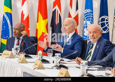 Hiroshima, Japan. 20. Mai 2023. US-Präsident Joe Biden, Mitte, Bemerkungen als brasilianischer Präsident Luiz Inacio Lula da Silva, rechts, und Komoren-Präsident Azali Assoumani, links, schauen auf die Outreach Session 6 des G7 Summit Meeting im Grand Prince Hotel, 20. Mai 2023 in Hiroshima, Japan. Kredit: Ricardo Stuckert/Brasilianische Präsidentschaft/Alamy Live News Stockfoto