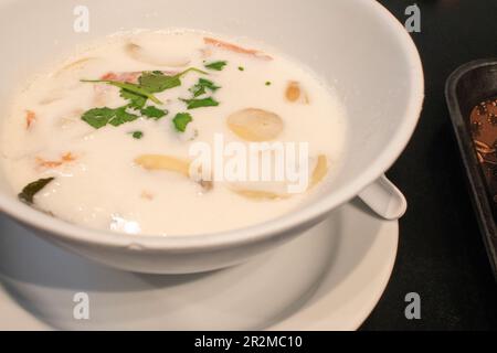 österreich, wien - 2. Mai 2023: tom kha kai - Kokosmilch, Galangal, Zitronengras, kaffirische Kalkblätter, Pilze, Und Hühnchen. thailändische Suppe stammt aus Au Stockfoto