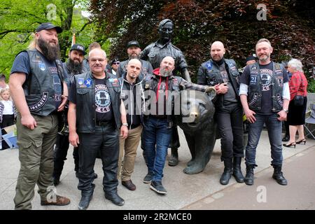 Edinburgh, Schottland, Großbritannien. 20. Mai 2023 Wojtek's Day in Princes Street Gardens mit einer Zeremonie neben der Statue zu seinen Ehren. Wojtek, der Soldatenbär, diente während des Zweiten Weltkriegs beim Polnischen Korps. Er begann als Gefreiter und wurde schließlich zum Korporal befördert. Er half dabei, Munitionskisten zu transportieren, mit Aufgaben und wurde zu seiner Zeit berühmt. Nach WW2 zogen das Polnische II Corps und Wojtek nach Schottland, und Wojtek zog 1947 in den Zoo von Edinburgh und starb 1963 im Alter von 21 Jahren. Mitglieder des polnischen Motorradklubs in Schottland. Kredit: Craig Brown/Alamy Live News Stockfoto