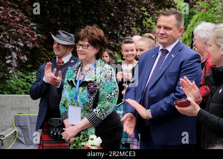 Edinburgh, Schottland, Großbritannien. 20. Mai 2023 Wojtek's Day in Princes Street Gardens mit einer Zeremonie neben der Statue zu seinen Ehren. Wojtek, der Soldatenbär, diente während des Zweiten Weltkriegs beim Polnischen Korps. Er begann als Gefreiter und wurde schließlich zum Korporal befördert. Er half dabei, Munitionskisten zu transportieren, mit Aufgaben und wurde zu seiner Zeit berühmt. Nach WW2 zogen das Polnische II Corps und Wojtek nach Schottland, und Wojtek zog 1947 in den Zoo von Edinburgh und starb 1963 im Alter von 21 Jahren. Konsul Łukasz Lutostański und Autorin Aileen Orr. Kredit: Craig Brown/Alamy Live News Stockfoto