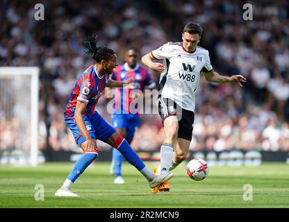 Michael Olise im Crystal Palace (links) und Joao Palhinha von Fulham kämpfen während des Premier League-Spiels in Craven Cottage, London, um den Ball. Foto: Samstag, 20. Mai 2023. Stockfoto