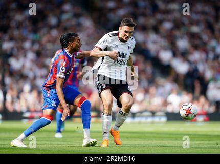 Michael Olise im Crystal Palace (links) und Joao Palhinha von Fulham kämpfen während des Premier League-Spiels in Craven Cottage, London, um den Ball. Foto: Samstag, 20. Mai 2023. Stockfoto