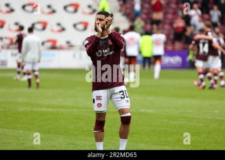 Während der Cinch Scottish Premiership Between Hearts and Aberdeen im Tynecastle Park am 20. Mai 2023…Hearts Josh Ginnelly würdigt die Fans nach ihrem 2.-1victory. (Kredit: David Mollison/Alamy Live News) Stockfoto