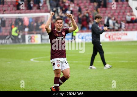 Während der Cinch Scottish Premiership Between Hearts and Aberdeen im Tynecastle Park am 20. Mai 2023…Hearts Cammy Devlinacknowledge the Fans after their 2-1victory (Kredit: David Mollison/Alamy Live News) Stockfoto