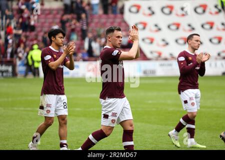 Während der Cinch Scottish Premiership Between Hearts and Aberdeen im Tynecastle Park am 20. Mai 2023…Hearts Lawrence Shankland würdigt die Fans nach ihrem 2.-1victory. (Kredit: David Mollison/Alamy Live News) Stockfoto