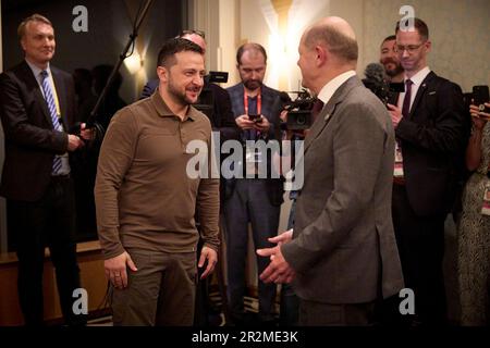 Hiroshima, Japan. 20. Mai 2023. Der ukrainische Präsident Wolodymyr Zelenskyy begrüßt den deutschen Bundeskanzler Olaf Schotz, rechts, vor dem Beginn eines bilateralen Treffens am Rande des G7-Gipfels der Staats- und Regierungschefs im Grand Prince Hotel am 20. Mai 2023 in Hiroshima, Japan. Kredit: Pool Photo/Pressestelle Des Ukrainischen Präsidenten/Alamy Live News Stockfoto