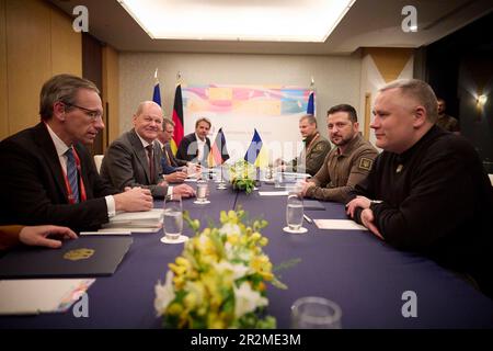 Hiroshima, Japan. 20. Mai 2023. Der ukrainische Präsident Wolodymyr Zelenskyy, rechts, und die Delegation halten am Rande des Gipfeltreffens der Staats- und Regierungschefs der G7 im Grand Prince Hotel am 20. Mai 2023 in Hiroshima, Japan, ein bilaterales Treffen mit Bundeskanzler Olaf Schotz ab. Kredit: Pool Photo/Pressestelle Des Ukrainischen Präsidenten/Alamy Live News Stockfoto