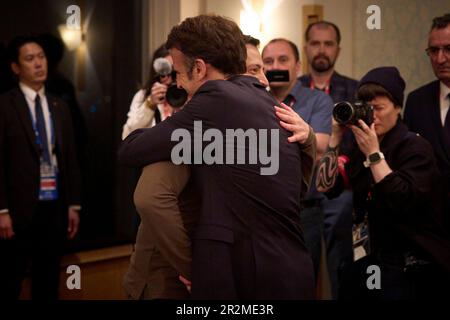 Hiroshima, Japan. 20. Mai 2023. Der ukrainische Präsident Volodymyr Zelenskyy, Linke, begrüßt den französischen Präsidenten Emmanuel Macron, bevor ein bilaterales Treffen am Rande des Gipfels der G7-Staats- und Regierungschefs am 20. Mai 2023 im Grand Prince Hotel in Hiroshima, Japan, beginnt. Kredit: Pool Photo/Pressestelle Des Ukrainischen Präsidenten/Alamy Live News Stockfoto