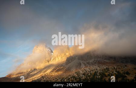 Neblige Berglandschaft der Dolomiten am Sellajoch in Südtirol in Italien. Stockfoto