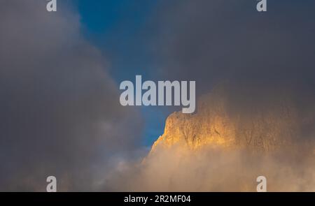 Neblige Berglandschaft der Dolomiten am Sellajoch in Südtirol in Italien. Stockfoto