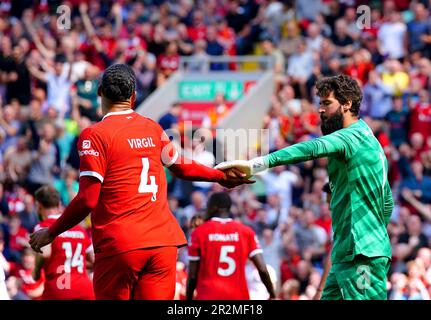 Virgil van Dijk von Liverpool (links) und Torhüter Alisson Becker feiern, nachdem Ollie Watkins von Aston Villa (nicht abgebildet) während des Premier League-Spiels in Anfield, Liverpool, keinen Elfmeterschlag erzielt hat. Foto: Samstag, 20. Mai 2023. Stockfoto