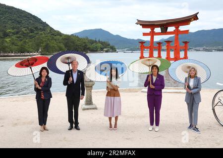 Hatsukaichi, Japan. 20. Mai 2023. Die Ehepartner der Gruppe der Siebener stehen während des Ehefrauenprogramms am Rande des G7 Summit am 20. Mai 2023 in Hatsukaichi, Japan, unter traditionellen japanischen Sonnenschirmen am Itsukushima-Schrein auf der Insel Miyajima. Von links: Yuko Kishida aus Japan, Heiko von der Leyen, Ehefrau des Präsidenten der Europäischen Union, Akshata Narayan Murty aus dem Vereinigten Königreich, Britta Ernst aus Deutschland und First Lady Jill Biden aus den USA. Guthaben: Pool Photo/G7 Hiroshima/Alamy Live News Stockfoto