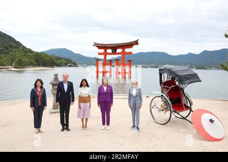 Hatsukaichi, Japan. 20. Mai 2023. Ehepartner der Gruppe der Sieben-Führer posieren während des Ehefrauenprogramms am Rande des G7-Gipfels am 20. Mai 2023 in Hatsukaichi, Japan, auf dem Itsukushima-Schrein auf der Insel Miyajima. Von links: Yuko Kishida aus Japan, Heiko von der Leyen, Ehefrau des Präsidenten der Europäischen Union, Akshata Narayan Murty aus dem Vereinigten Königreich, Britta Ernst aus Deutschland und First Lady Jill Biden aus den USA. Guthaben: Pool Photo/G7 Hiroshima/Alamy Live News Stockfoto