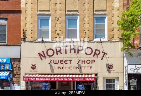 Vorderseite des Northport Sweet Shop in Northport, NY Stockfoto