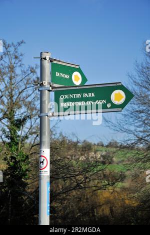 Schild für öffentlichen Fußweg neben Kennet und Avon-Kanal bei Avoncliff. Stockfoto
