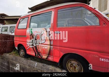 Okubo, Japan - 6. Mai 2023: Klassisch-roter Kei-Van mit Coca-Cola-Flaschenlogo Stockfoto