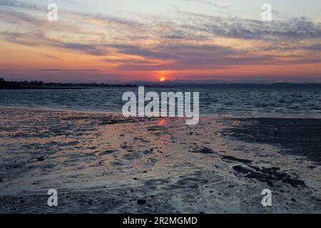 Sonnenuntergang über Edinburgh vom Strand Musselburgh an einem sonnigen Frühlingsabend im Mai Stockfoto