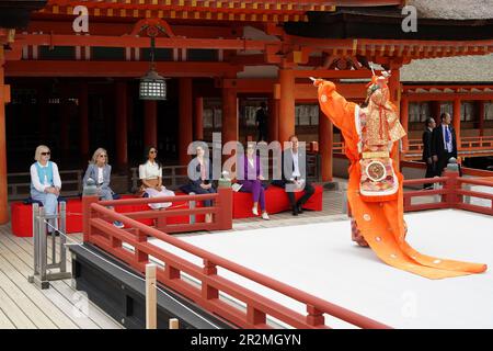 Hatsukaichi, Japan. 20. Mai 2023. Die Ehepartner der Gruppe der Sieben-Führer sehen während des Ehefrauenprogramms am Rande des G7 Summit am 20. Mai 2023 in Hatsukaichi, Japan, einen traditionellen japanischen Tanz namens Bugaku im Itsukushima-Schrein auf der Insel Miyajima. Von links: Maisy Biden, Enkelin der USA Präsident Joe Biden, First Lady Jill Biden der USA, Akshata Narayan Murty aus dem Vereinigten Königreich, Yuko Kishida aus Japan, Britta Ernst aus Deutschland und Heiko von der Leyen, Ehefrau des Präsidenten der Europäischen Union. Guthaben: Pool Photo/G7 Hiroshima/Alamy Live News Stockfoto