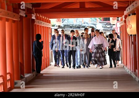 Hatsukaichi, Japan. 20. Mai 2023. US First Lady Jill Biden, Mitte, mit ihrer Enkelin Maisy Biden, Mitte links, besichtigen Sie den Itsukushima-Schrein auf der Insel Miyajima während des Ehefrauenprogramms am Rande des G7 Summit, 20. Mai 2023 in Hatsukaichi, Japan. Guthaben: Pool Photo/G7 Hiroshima/Alamy Live News Stockfoto