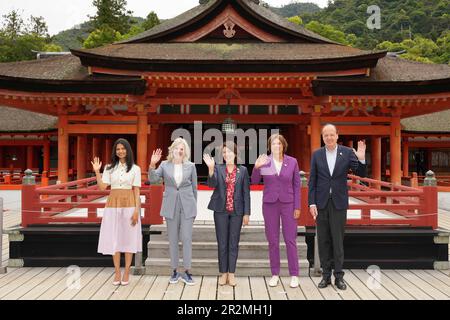 Hatsukaichi, Japan. 20. Mai 2023. Die Ehepartner der Gruppe der Sieben-Führer winken während des Ehefrauenprogramms am Rande des G7-Gipfels am 20. Mai 2023 in Hatsukaichi, Japan, zusammen beim Itsukushima-Schrein auf der Insel Miyajima. Von links: Akshata Narayan Murty (Vereinigtes Königreich), First Lady Jill Biden (USA), Yuko Kishida (Japan), Britta Ernst (Deutschland) und Heiko von der Leyen (Ehefrau des Präsidenten der Europäischen Union). Guthaben: Pool Photo/G7 Hiroshima/Alamy Live News Stockfoto