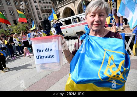 München, Deutschland. 20. Mai 2023. Valentina sammelt Spenden bei einer Kundgebung am Marienplatz gegen den Krieg in der Ukraine mit einem zerstörten ukrainischen Krankenwagen. Danach wird der Krankenwagen vom 22. Bis 27. Mai auf dem Rindermarkt ausgestellt und dann zu verschiedenen Städten in Europa gefahren. Kredit: Felix Hörhager/dpa/Alamy Live News Stockfoto