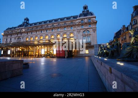 Der Haupteingang des Musée d'Orsay , das ursprünglich ein Bahnhof war, der für die Weltausstellung 1900 in Paris gebaut wurde. Das Museum beherbergt hauptsächlich Stockfoto