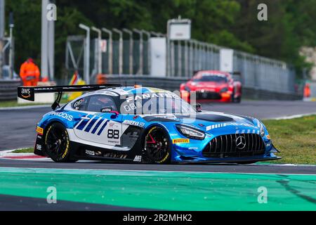 Das Mercedes-AMG GT3 Team Akkodis ASP Team von Timur Boguslavskiy, Raffaele Mmarciello und Jules Gounon fährt während der Fanatec GT World Challenge Europe Monza auf der Autodromo Nazionale Monza in Monza. Stockfoto