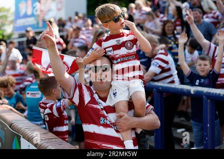 Fans der Wigan Warriors feiern nach dem Spiel des Betfred Super League Challenge Cup im Headingley Stadium, Leeds. Foto: Samstag, 20. Mai 2023. Stockfoto
