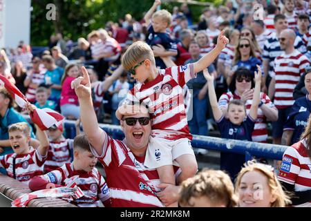 Fans der Wigan Warriors feiern nach dem Spiel des Betfred Super League Challenge Cup im Headingley Stadium, Leeds. Foto: Samstag, 20. Mai 2023. Stockfoto
