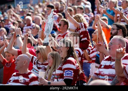Fans der Wigan Warriors feiern nach dem Spiel des Betfred Super League Challenge Cup im Headingley Stadium, Leeds. Foto: Samstag, 20. Mai 2023. Stockfoto